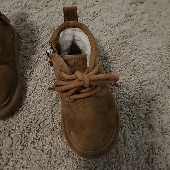 Like New! Ugg kids Lace up/Zipper suede boots size 7 - Picture 3 of 9